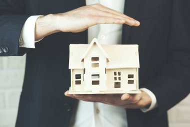 Oyuncak ev modeli studio tutan işadamı