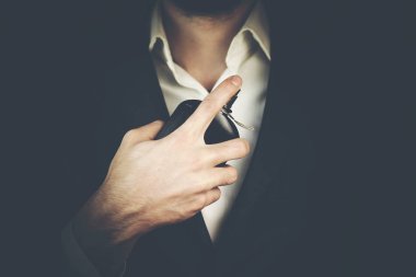 Yakışıklı genç işadamı parfüm kullanma