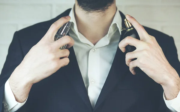 Bonito Jovem Empresário Usando Perfumes — Fotografia de Stock