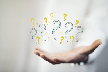 Genç iş adamı el soru işaretleri beyaz arka plan üzerinde