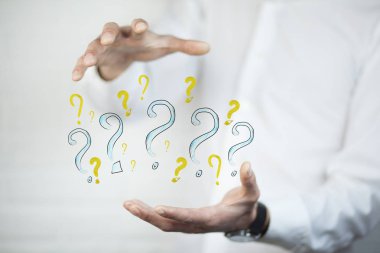 Genç iş adamı el soru işaretleri beyaz arka plan üzerinde