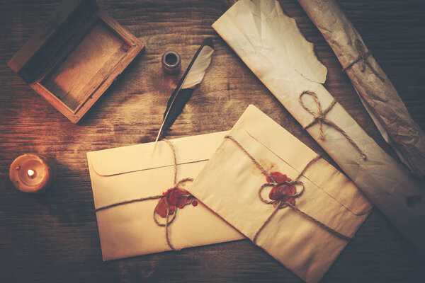 Винтажные буквы и чернила на деревянном столе
