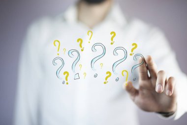 Genç iş adamı el soru işaretleri beyaz arka plan üzerinde