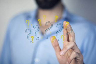 Genç iş adamı el soru işaretleri beyaz arka plan üzerinde