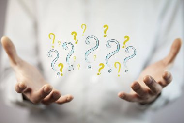 Genç iş adamı el soru işaretleri beyaz arka plan üzerinde
