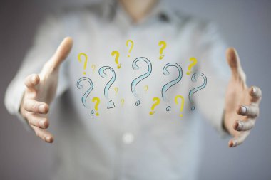 Genç iş adamı el soru işaretleri beyaz arka plan üzerinde