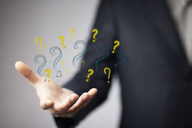 Genç iş adamı el soru işaretleri beyaz arka plan üzerinde