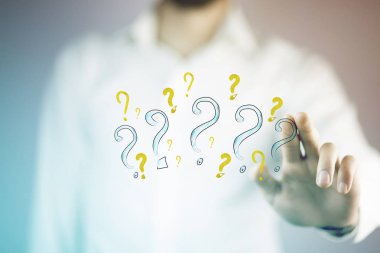 Genç iş adamı el soru işaretleri beyaz arka plan üzerinde