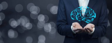 İş adamı Palm 'da beynin dijital görüntüsünü tutuyor