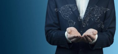 bir dünya haritası ekranında dokunmadan işadamı