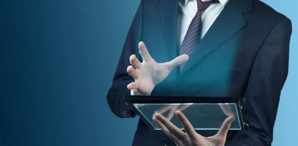 Homem Mão Tocando Tela Tablet Digital Moderno — Fotografia de Stock