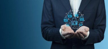 Güvenli dijital asma kilit kullanarak iş adamı