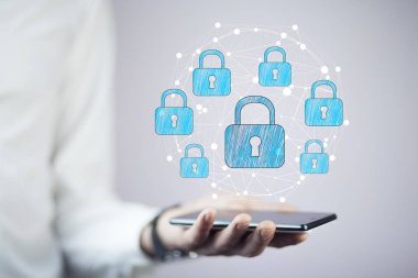 Eller işadamı gösteren telefonun ekran üzerindeki kilit simgesiyle