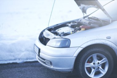 Yolda bir araba motoru detay