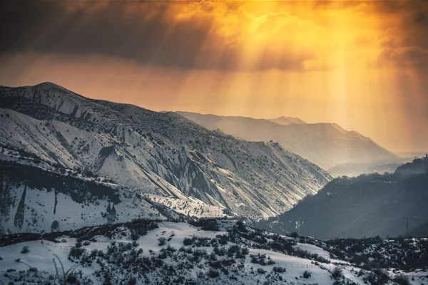 Hermosa Puesta Sol Las Montañas Nevadas Invierno — Foto de Stock
