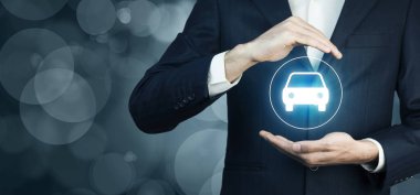 adam el otomobil ekranında bokeh arka planda