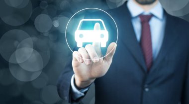 adam el otomobil ekranında bokeh arka planda