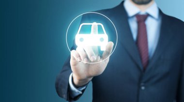 adam el otomobil ekranında bokeh arka planda