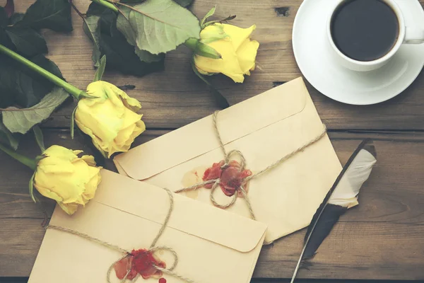 Rosa Amarilla Con Letras Café Mesa — Foto de Stock