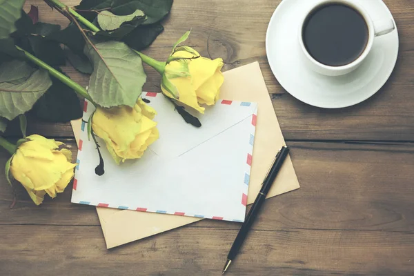 Rosas Amarillas Con Página Café Mesa Madera — Foto de Stock