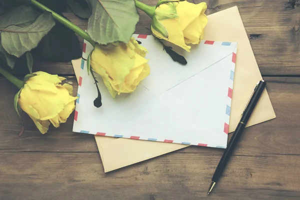 Rosa Amarilla Con Letras Sobre Mesa Madera — Foto de Stock