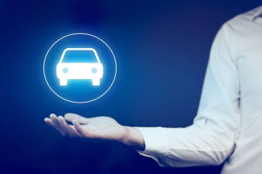 adam el otomobil ekranında bokeh arka planda