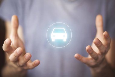 adam el otomobil ekranında bokeh arka planda