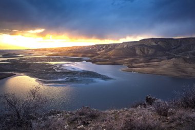 güzel gün batımı ile nehirde Ermenistan