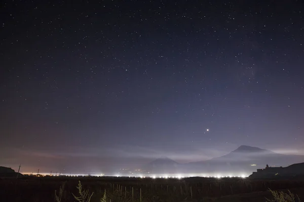 夜の教会とアララト山 — ストック写真