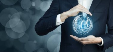 kopya alanı koyu mavi zemin üzerine dijital dünya ayakta tutan işadamı