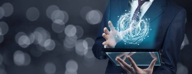  ayakta ve tablet dijital dünya ile tutan işadamı