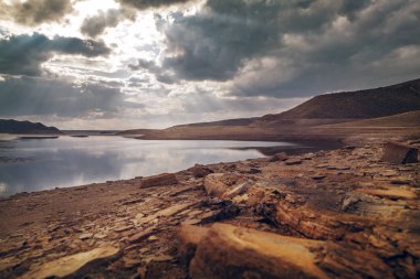 güzel gün batımı gölde ile dağ
