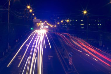 Uzun pozlama fotoğraf bulanık izleri araba ile trafik