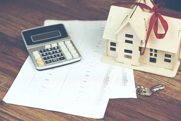 Modelo Casa Com Calculadora Chave Documentos Sobre Fundo Madeira — Fotografia de Stock