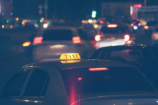 Taxi Logga Bil Natten City — Stockfoto