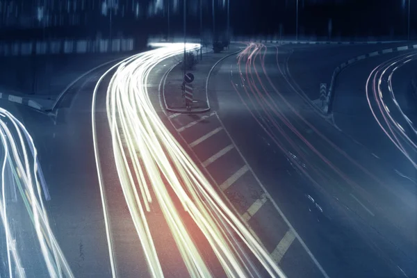 Lång Exponering Foto Trafik Med Suddiga Spår Från Bil — Stockfoto