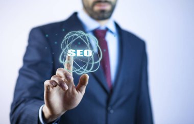 SEO metin üstünde perde dokunmadan iş adamı