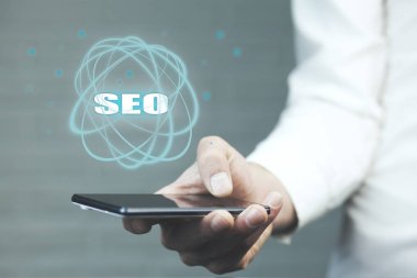 İş adamı ile Seo metnin ekran üzerinde