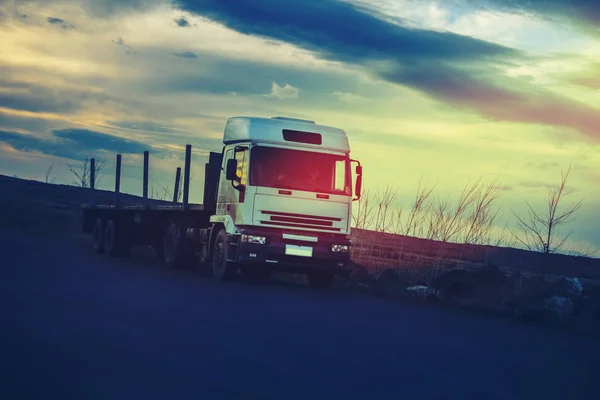 Μεγάλο Φορτηγό Στο Δρόμο Στο Ηλιοβασίλεμα — Φωτογραφία Αρχείου