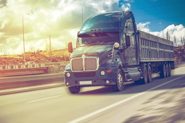 Bir asfalt karayolu ve kamyon ile kırsal manzara