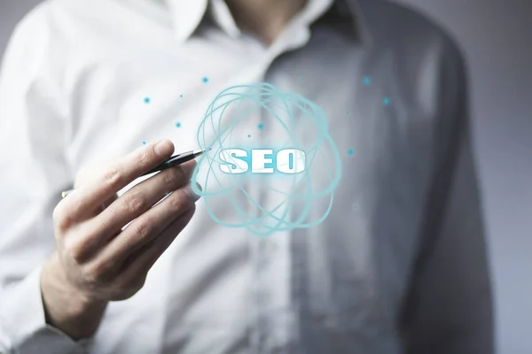 Zakenman Holding Pen Seo Tekst Het Scherm — Stockfoto