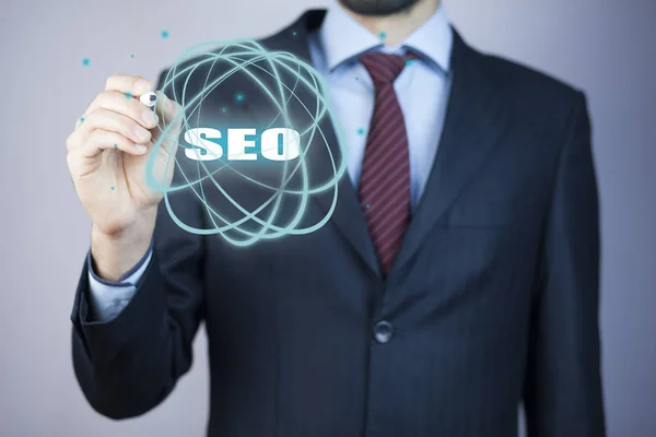 Zakenman Holding Pen Seo Tekst Het Scherm — Stockfoto