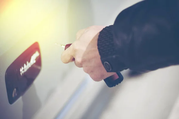 Man Hand Sätta Nyckel Låset Bil — Stockfoto