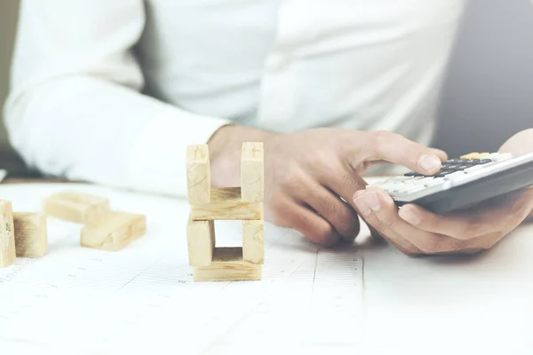 Hombre Negocios Usando Calculadora Escritorio —  Fotos de Stock