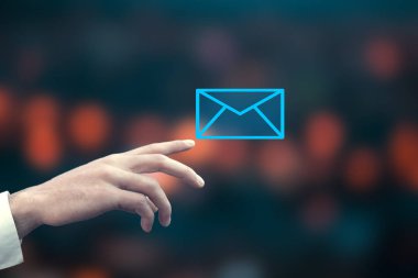 E-posta simgesi bokeh arka plan üzerinde sanal bir ekranda dokunmadan işadamı
