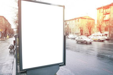 Otobüs istasyonu üzerinde boş billboard