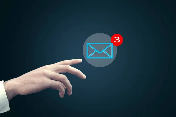 Biznesmen Dotykający Ikony Mail Wirtualnym Ekranie — Zdjęcie stockowe