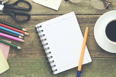 fincan kahve ve sabit tablo ile not etmek