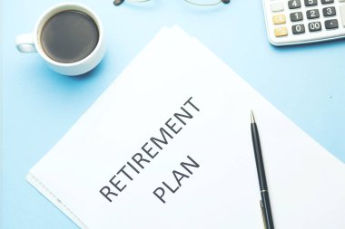 hesap makinesi ve kahve masada kağıt üzerinde emeklilik planı metin