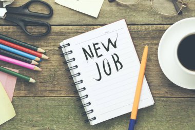 kahve tablo ile defter ve sabit üzerinde yeni iş metin